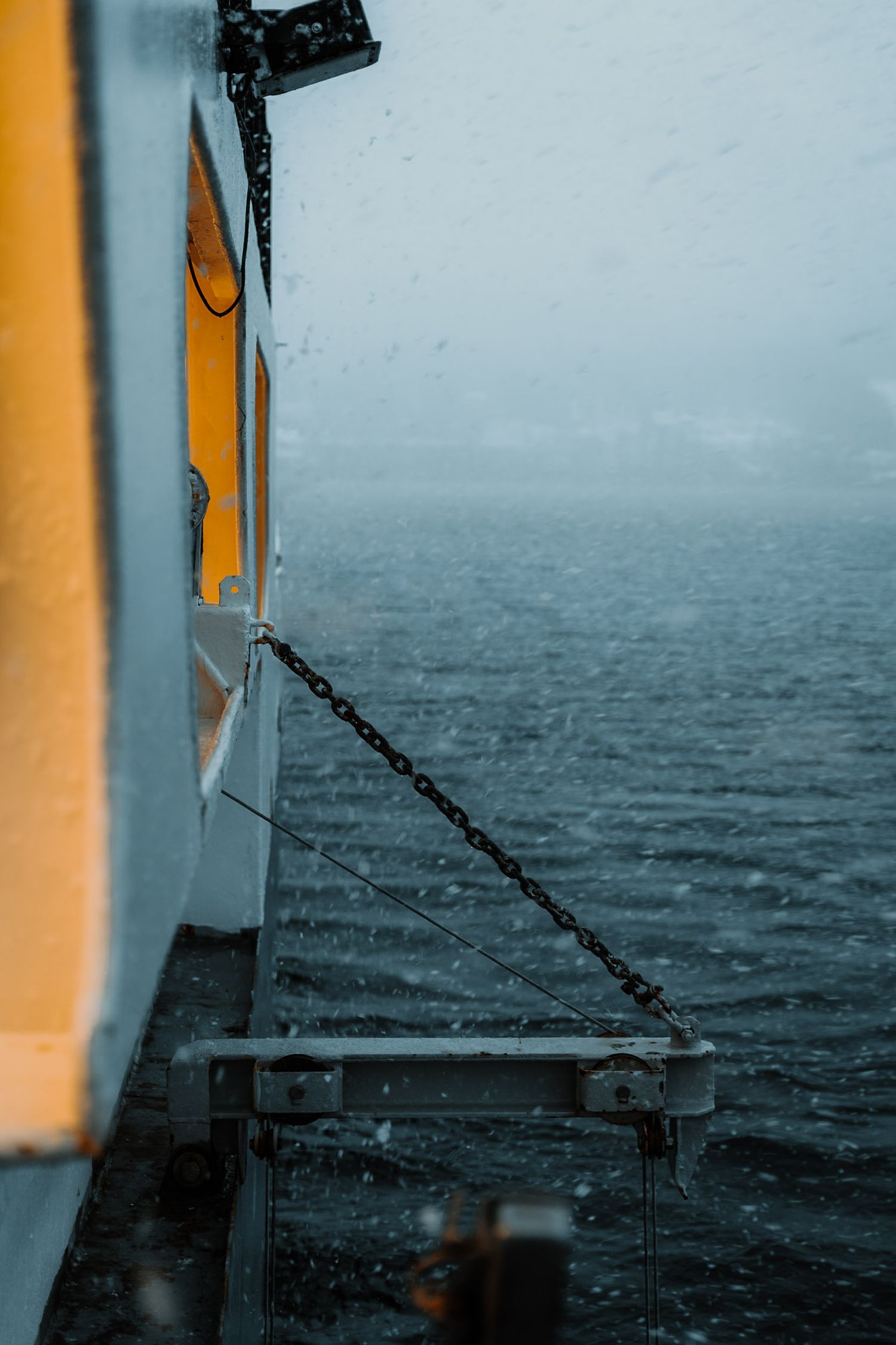 tempête de neige sur le pont du navire de croisière