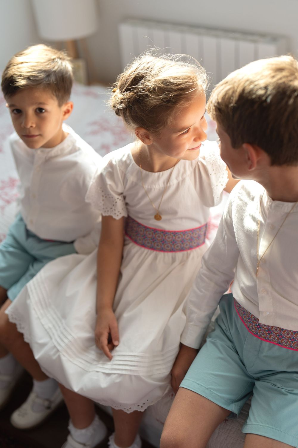 mariage-saint-malo-enfants-honneur.jpg Les enfants d’honneur riant et jouant. Rires et complicité des petits enfants d'honneur