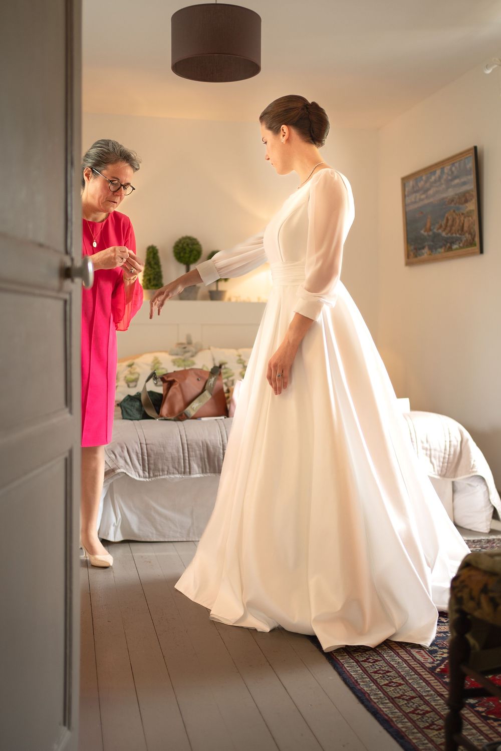 mariage-saint-malo-mariee-maman.jpg
La mariée avec sa maman, en train de se préparer pour le mariage
Tendresse entre la mariée et sa maman