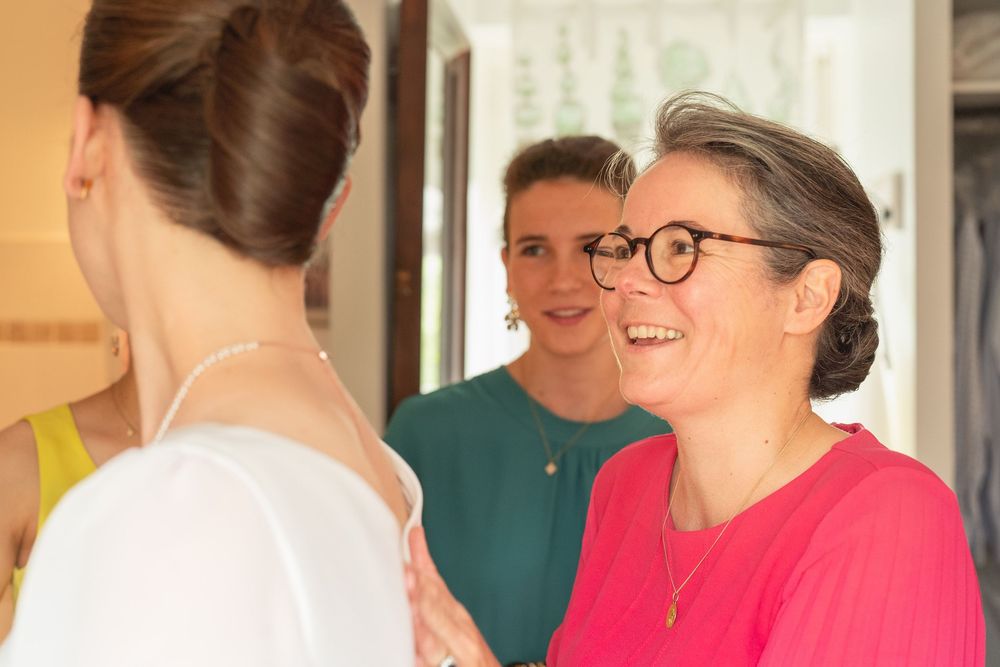 mariage-saint-malo-mariee-maman.jpg
La mariée avec sa maman, en train de se préparer pour le mariage
Tendresse entre la mariée et sa maman