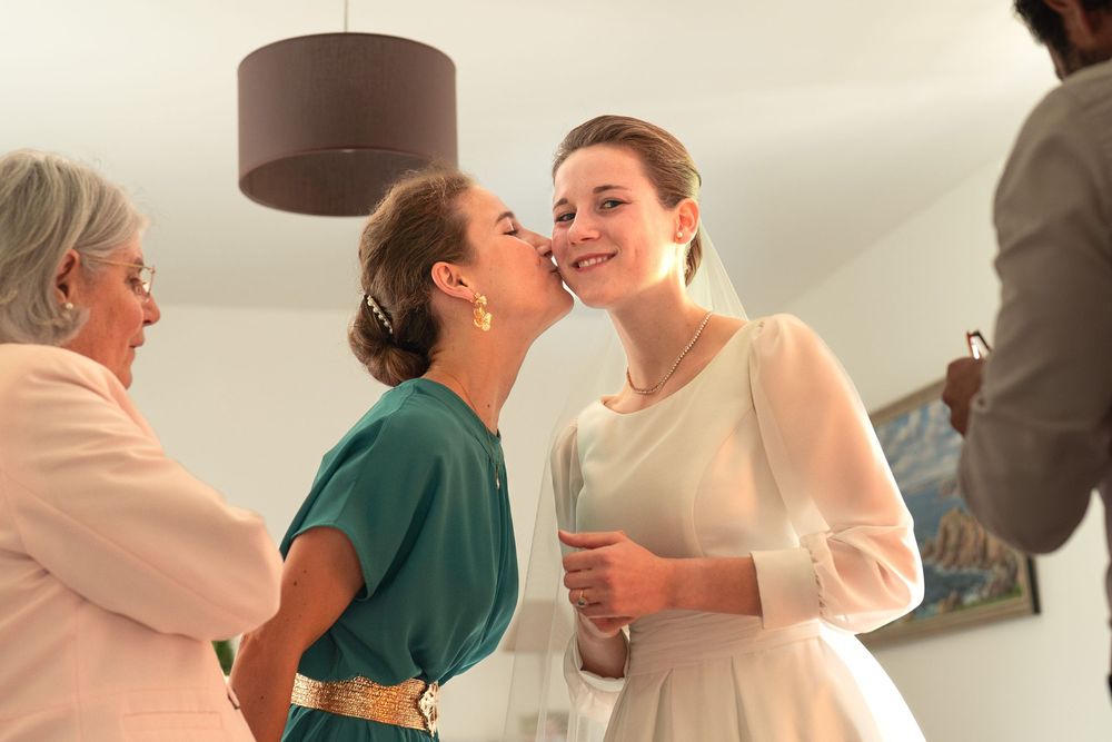 mariage-saint-malo-preparatifs-soeur-emotion.jpg
Mariée recevant un bisou de sa sœur avant la cérémonie
Émotions et complicité en coulisses