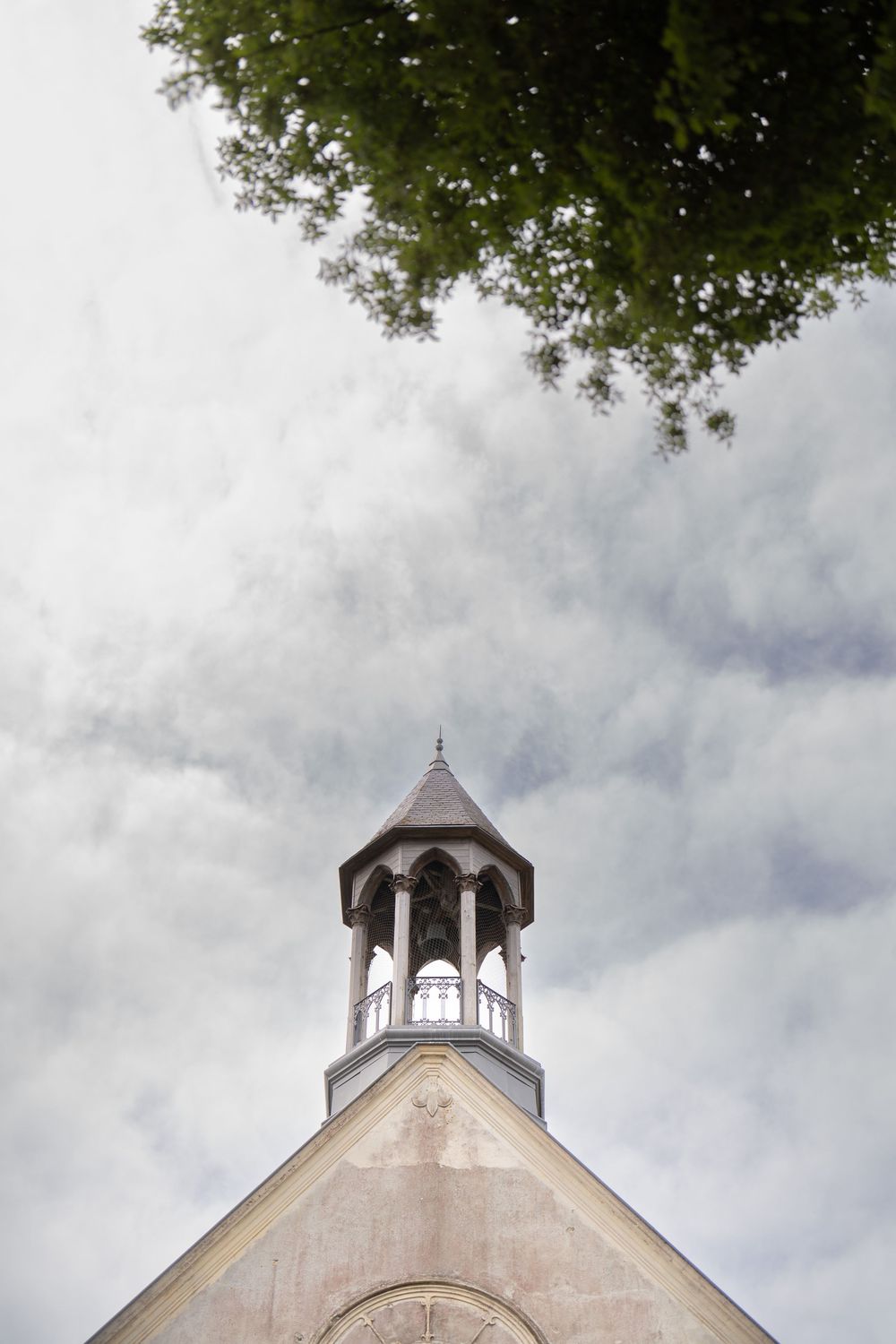mariage-saint-malo-eglise-sommet-arbres.jpg
Sommet de l’église à Saint-Malo, encadré par les arbres et le ciel
Vue poétique du sommet de l’é