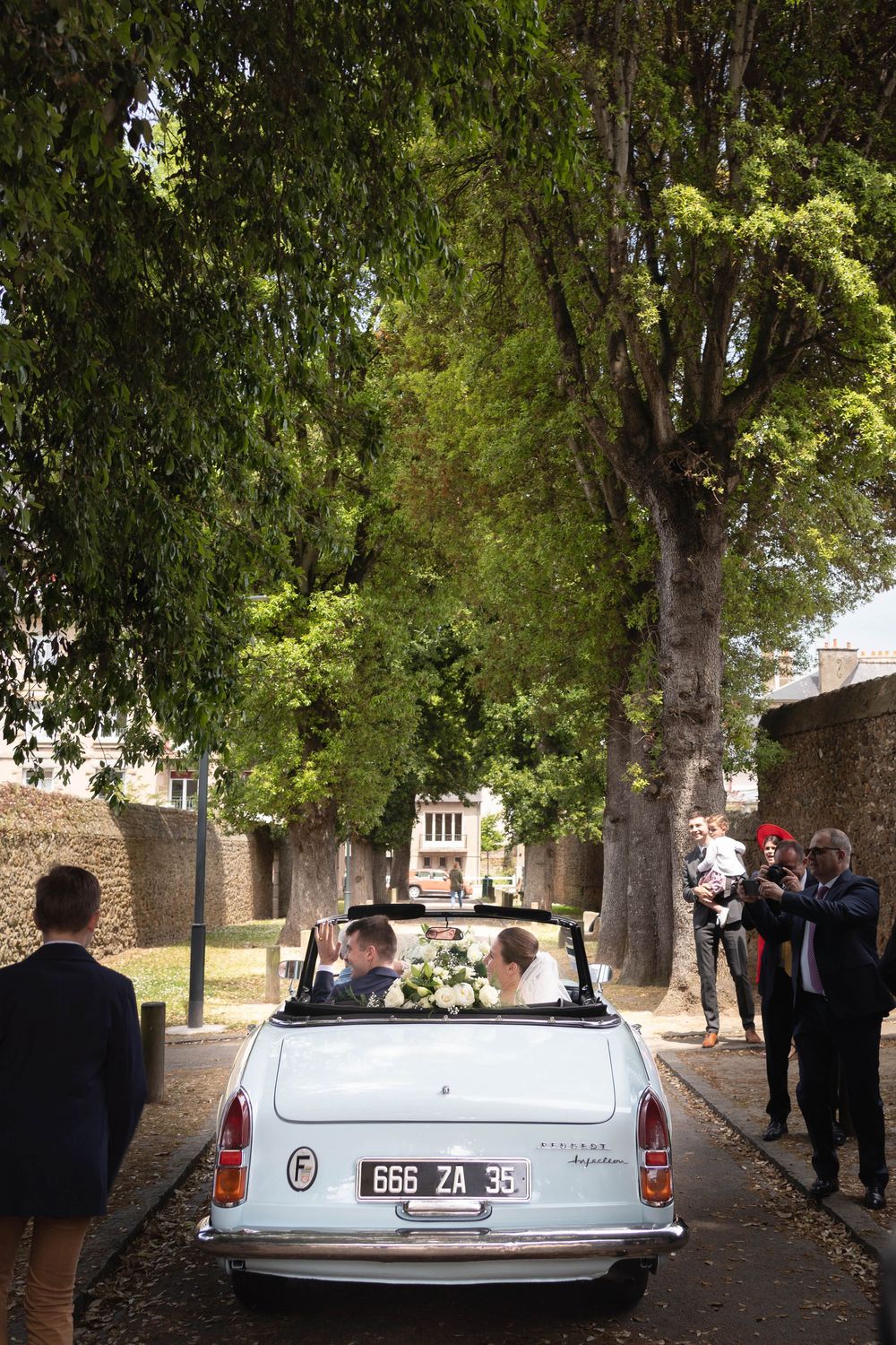 mariage-saint-malo-voiture-collection-maries.jpg
Mariés assis dans leur voiture de collection, saluant les invités
Les mariés heureux.