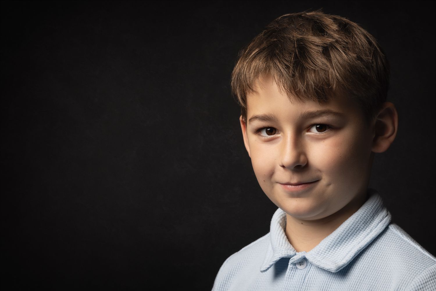 Fine-art portret op donkere achtergrond in studio, portretfotografie Breda