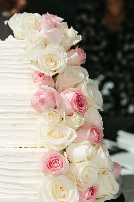 Wedding cake decorated with roses at Manoir de Lébioles