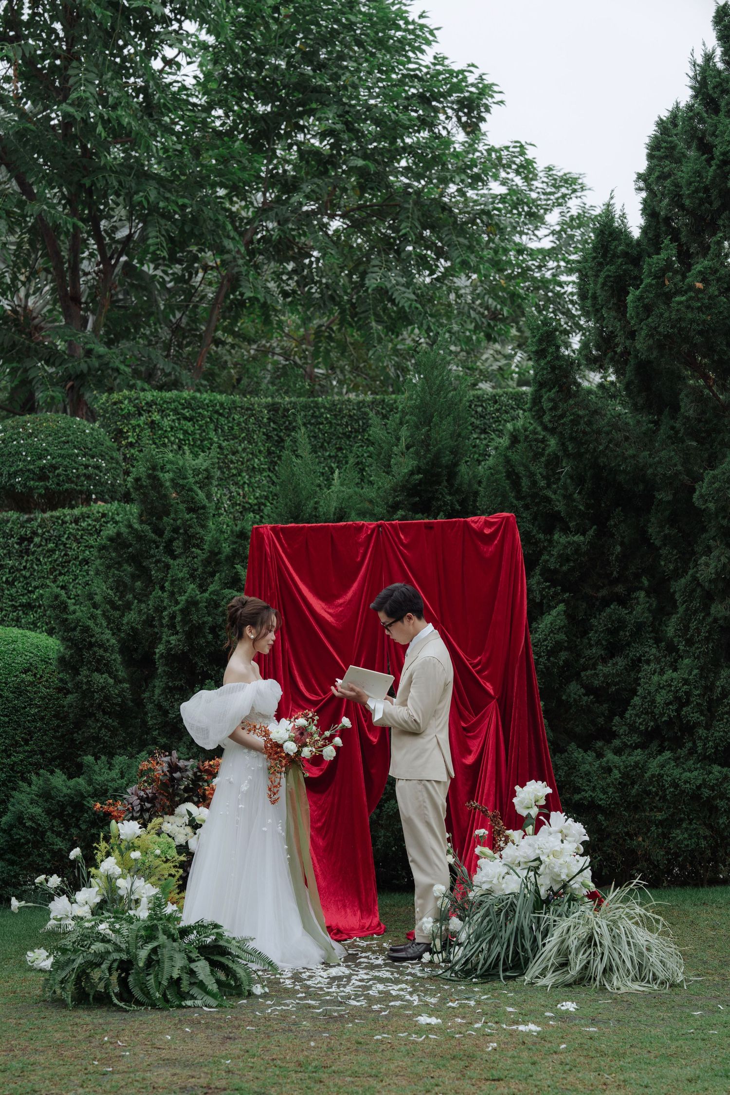 alt="Couple prewedding photoshoot at Classic car"