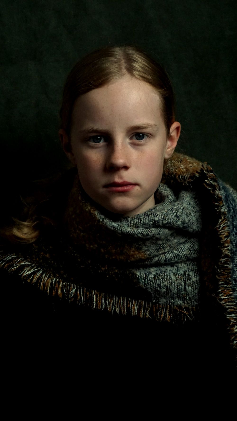 portret van vrouw met zijlicht voor donkere achtergrond