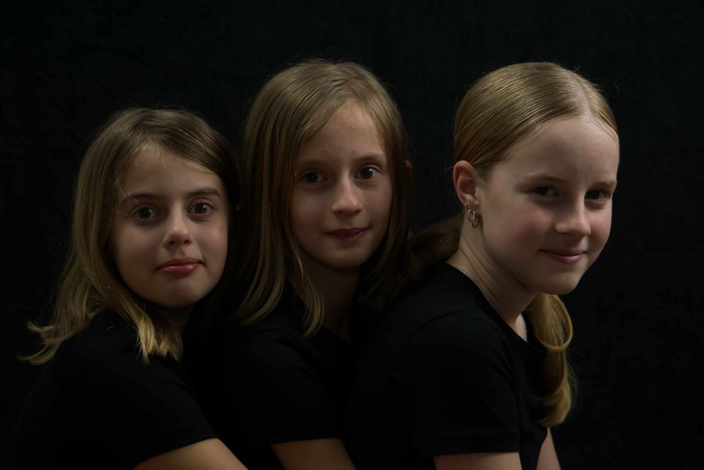portret van zussen met zijlicht voor donkere achtergrond