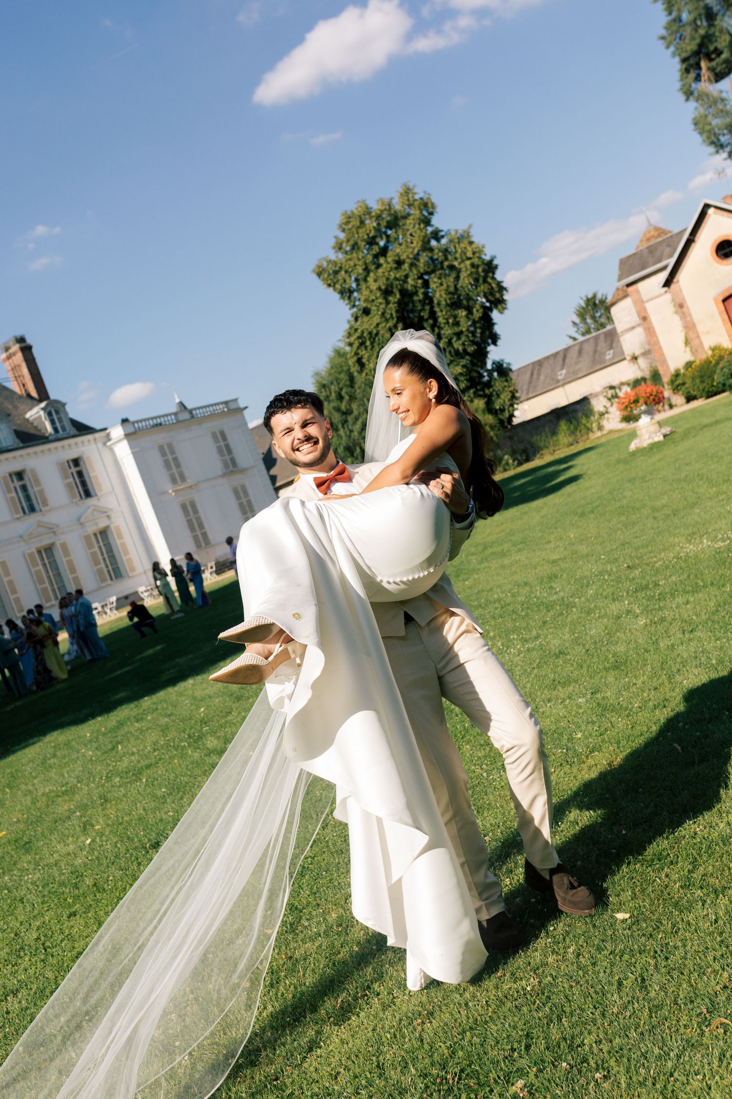Photos candides et spontanées du mariage cet été au Château Barthelemy