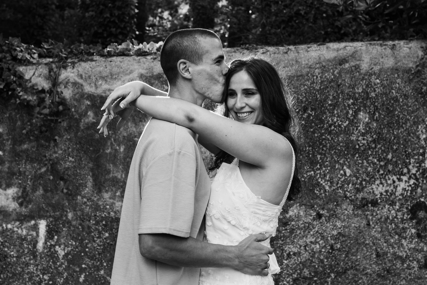 Couple kissing in forest during pre-wedding photos in Sintra Lisbon