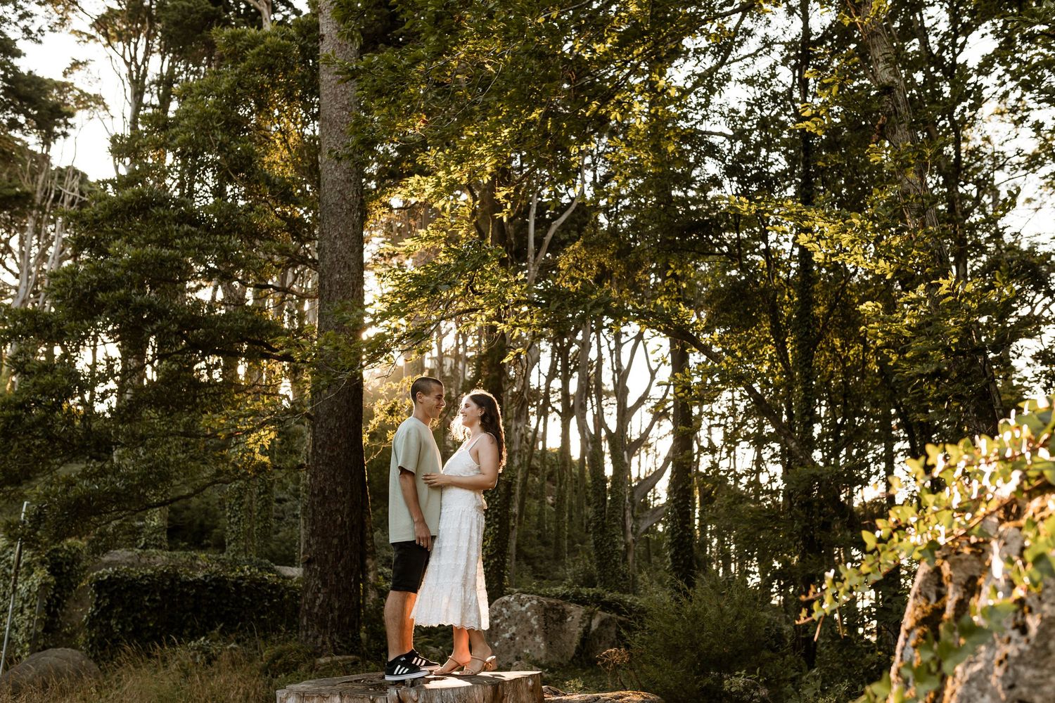 Pre-wedding photos in Sintra with couple standing on rocks surrounded by nature