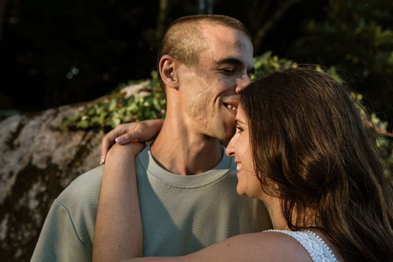 Intimate couple portrait in Sintra forest with warm evening light