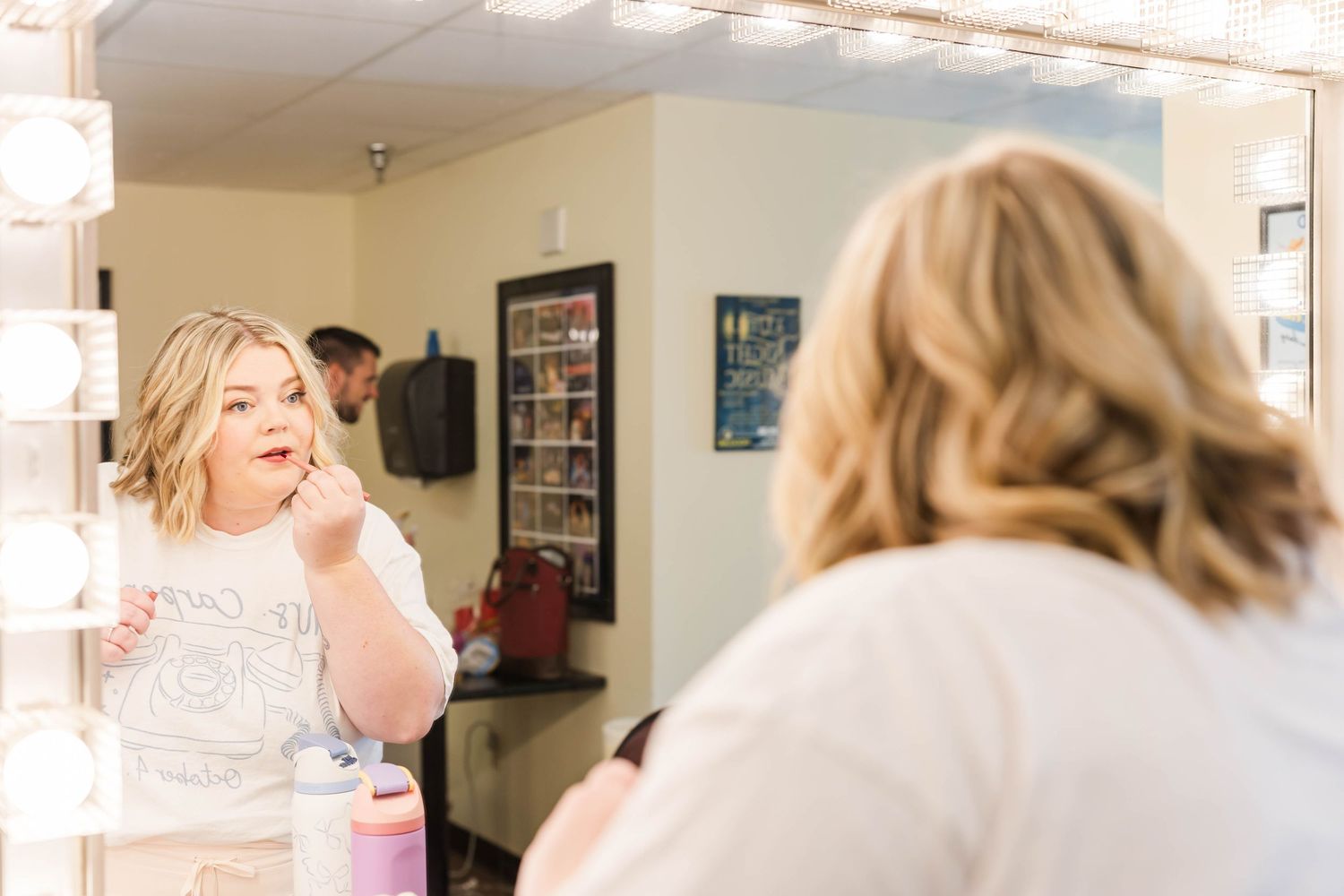 bride getting ready putting on lipstick
