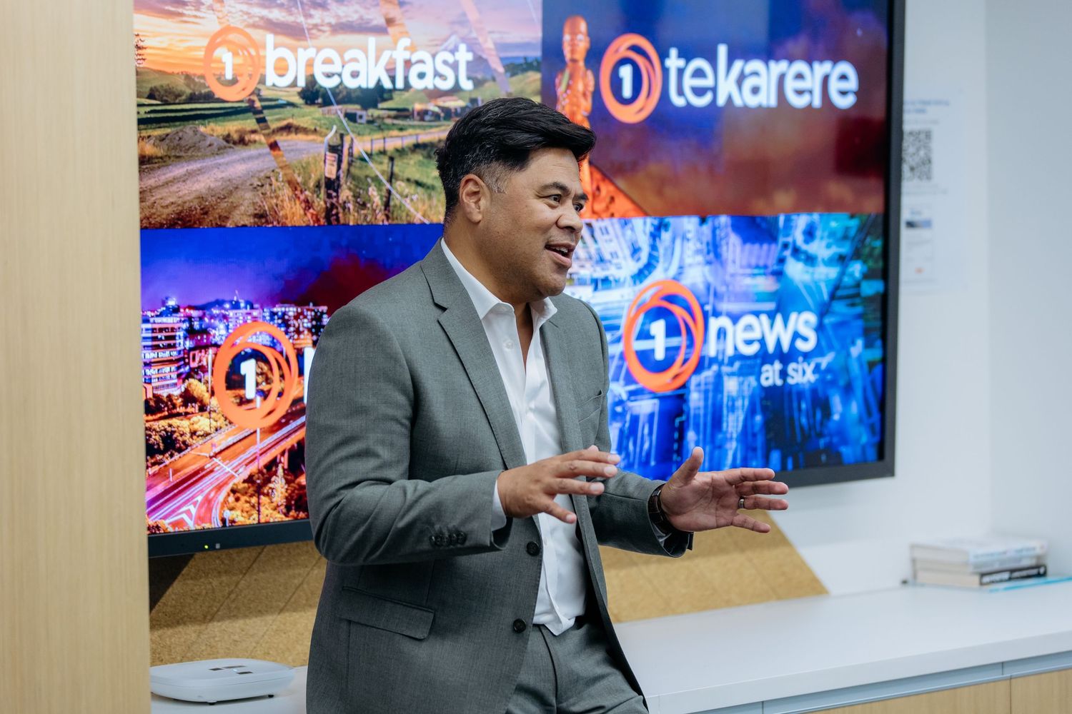 Guest speaker presenting during an Auckland industry tour event