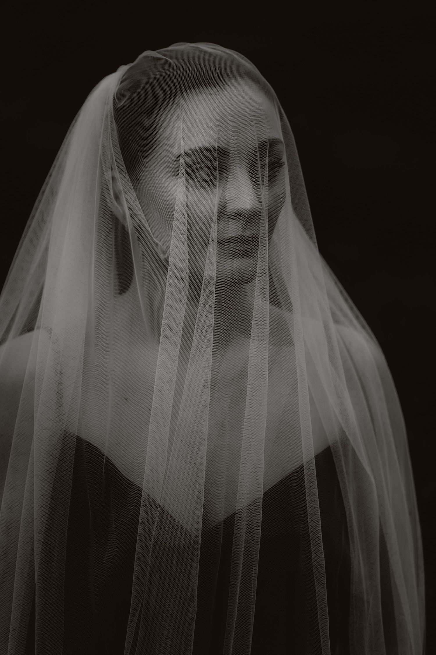 fotoshoot-vrouw-sluier-zwartwit-portret