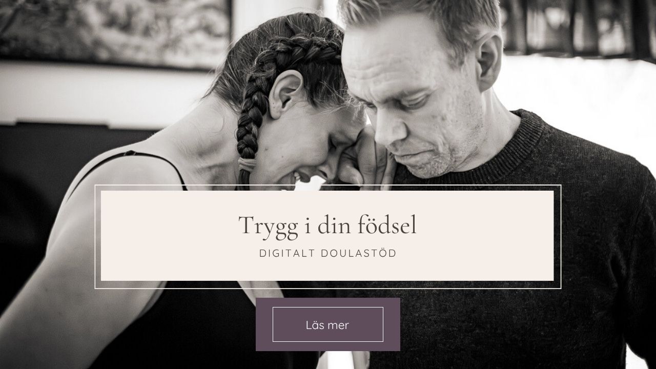 Svartvit bild på nyblivna föräldrar i en sjukhussäng. "Förlossningsfotografering" står framför + en lila knapp med texten "läs mer"