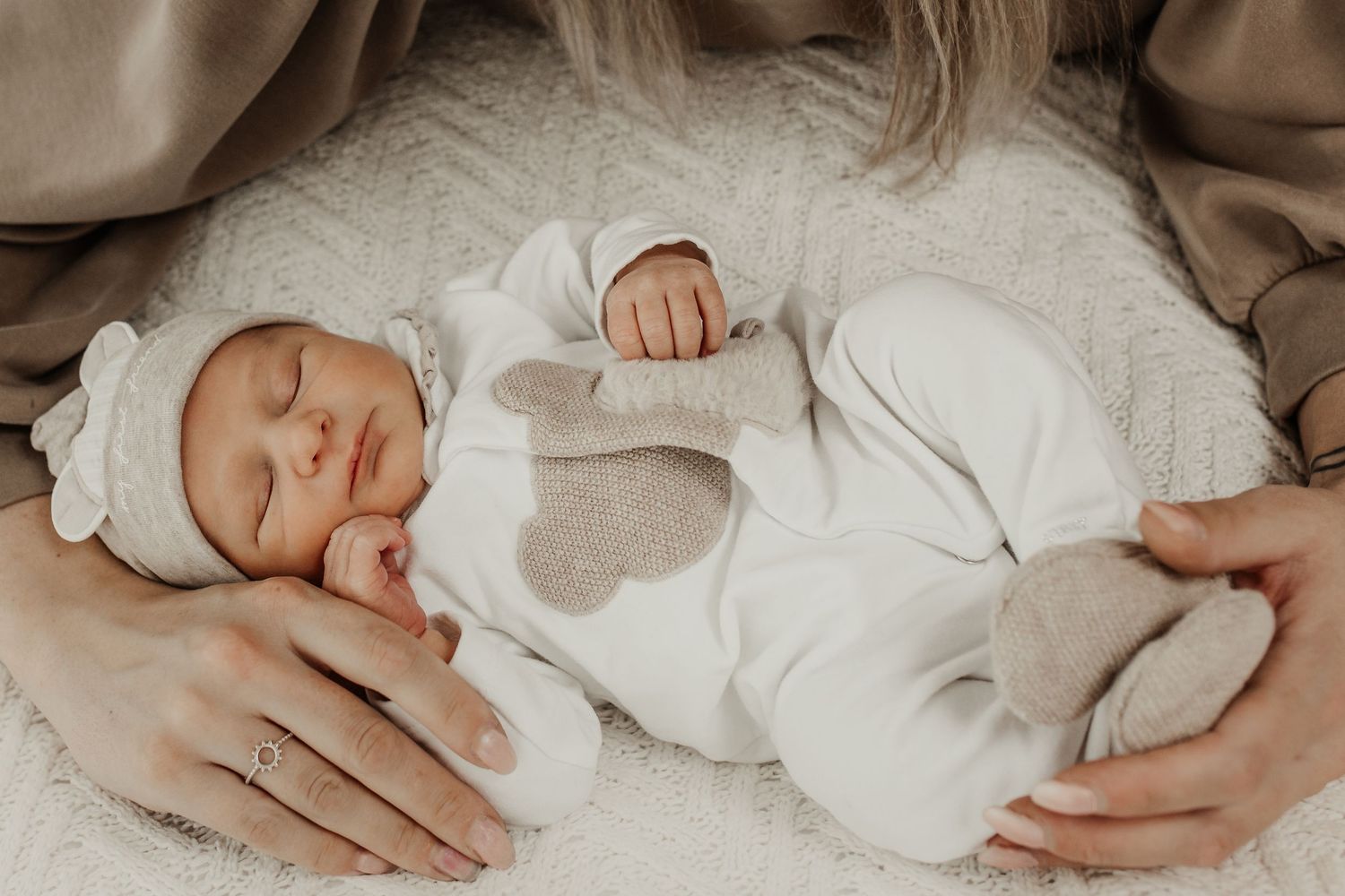 grote zus kijkt naar baby tijdens newborn fotoshoot met gezin in Soest