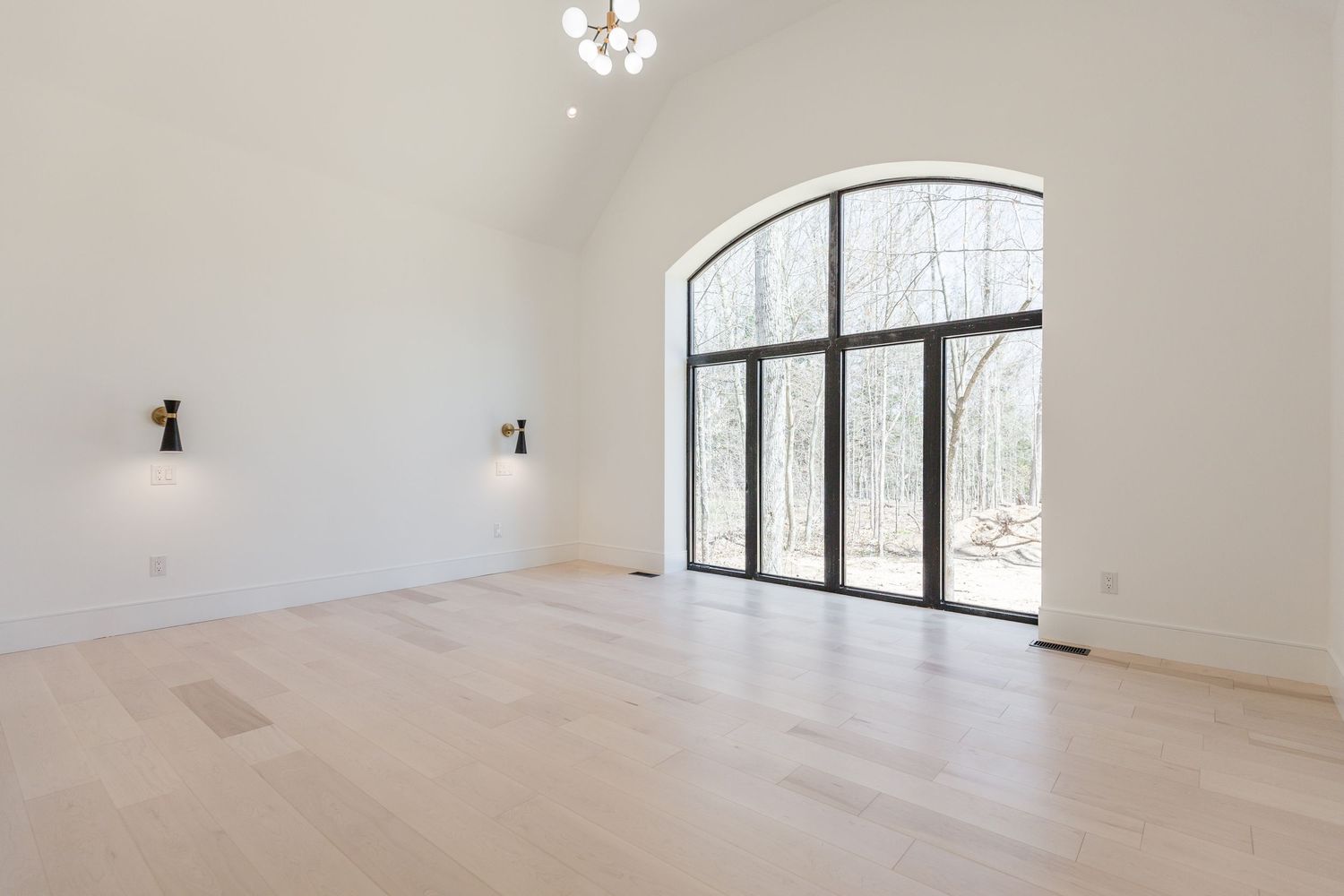 A photo of a vacant bedroom in Midhurst Ontario for a real estate listing in Simcoe County photographed by Sarah Tennant