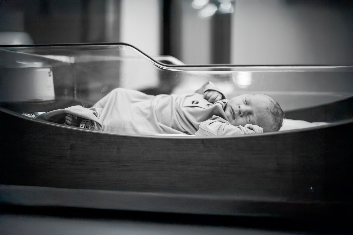 Springfield, IL newborn photographer captures a baby in a hospital bassinet during a fresh 48 session in Central, IL