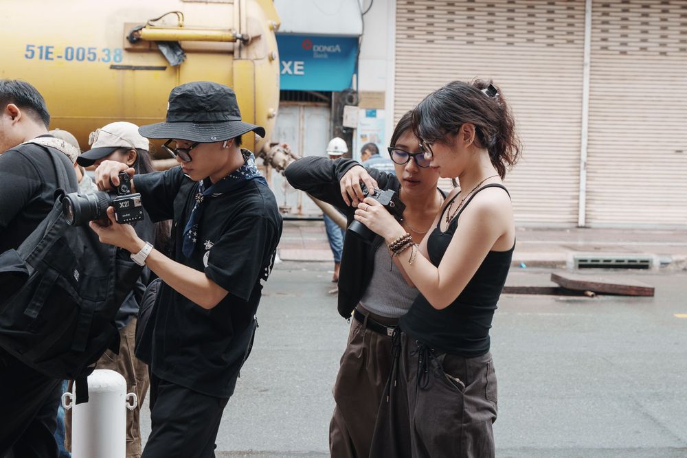 Group photo of people taking pictures
