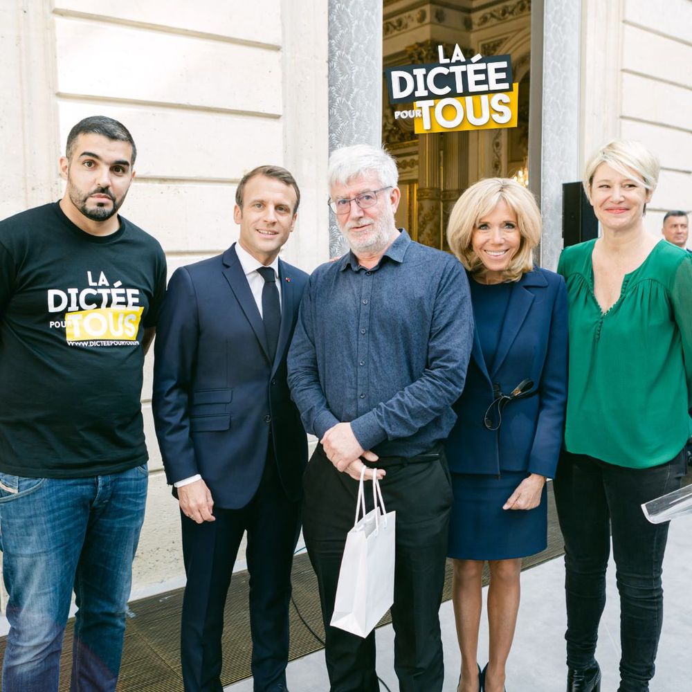 Group photo at La Dictee Pour Tous event showing people standing together outside the venue entrance.