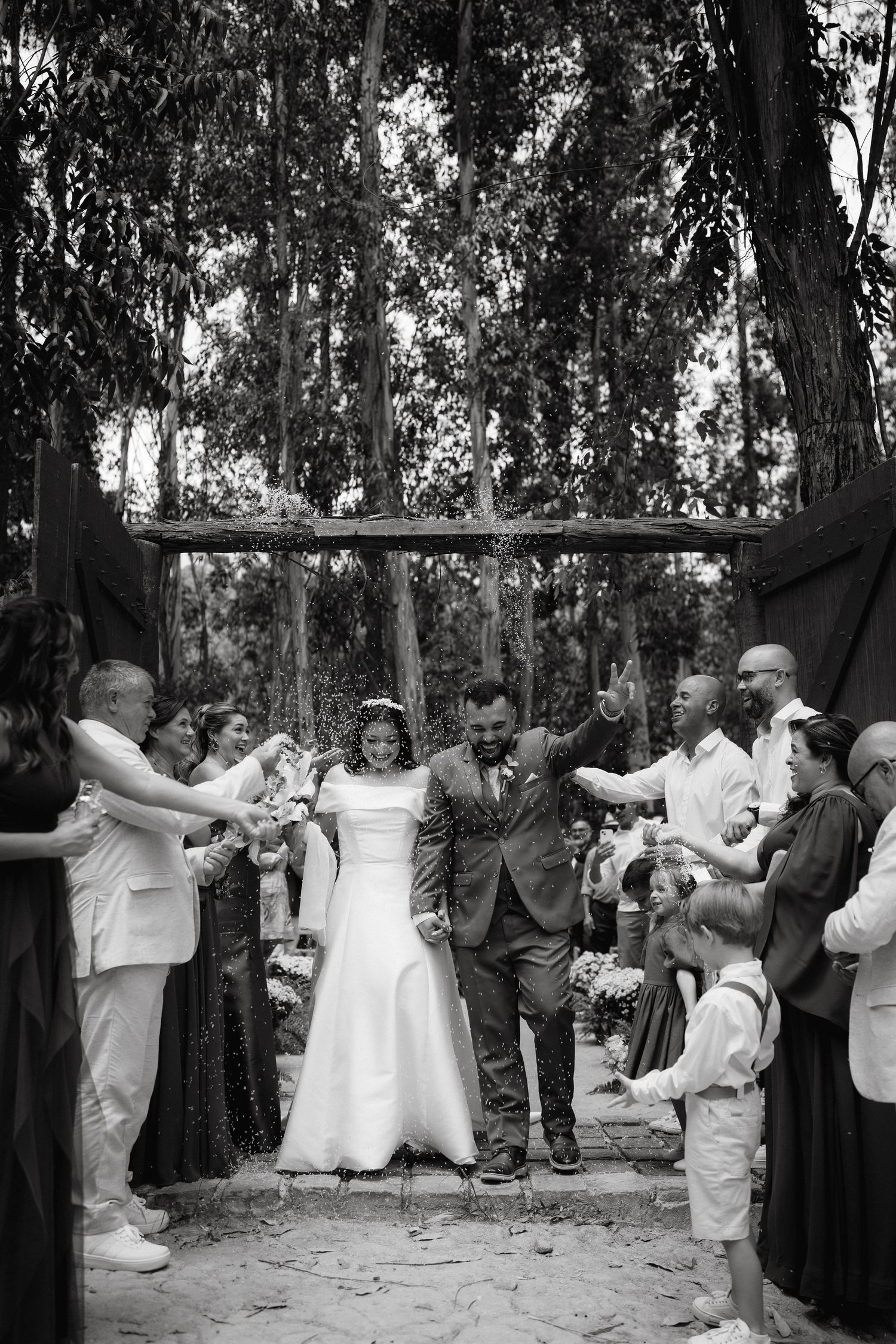 casamento na fazenda, fazenda floresta, chuva de arroz, cerimônia de casamento, fotografia documental