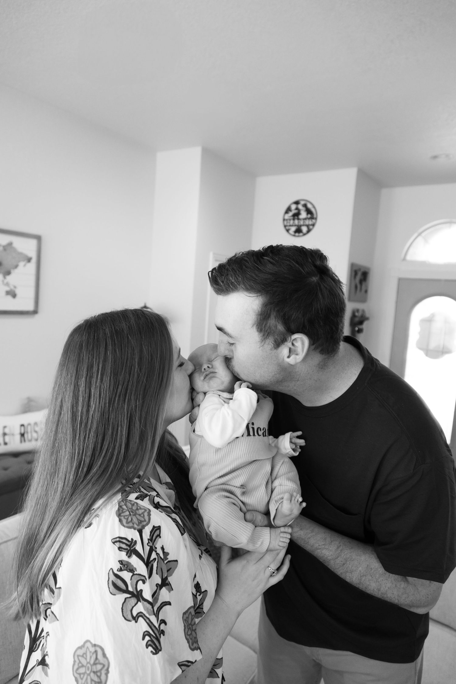 Parents kissing Newborn baby face, Stephenville Couples Photographer, Stephenville Family Photographer, Stephenville Maternity Photos,