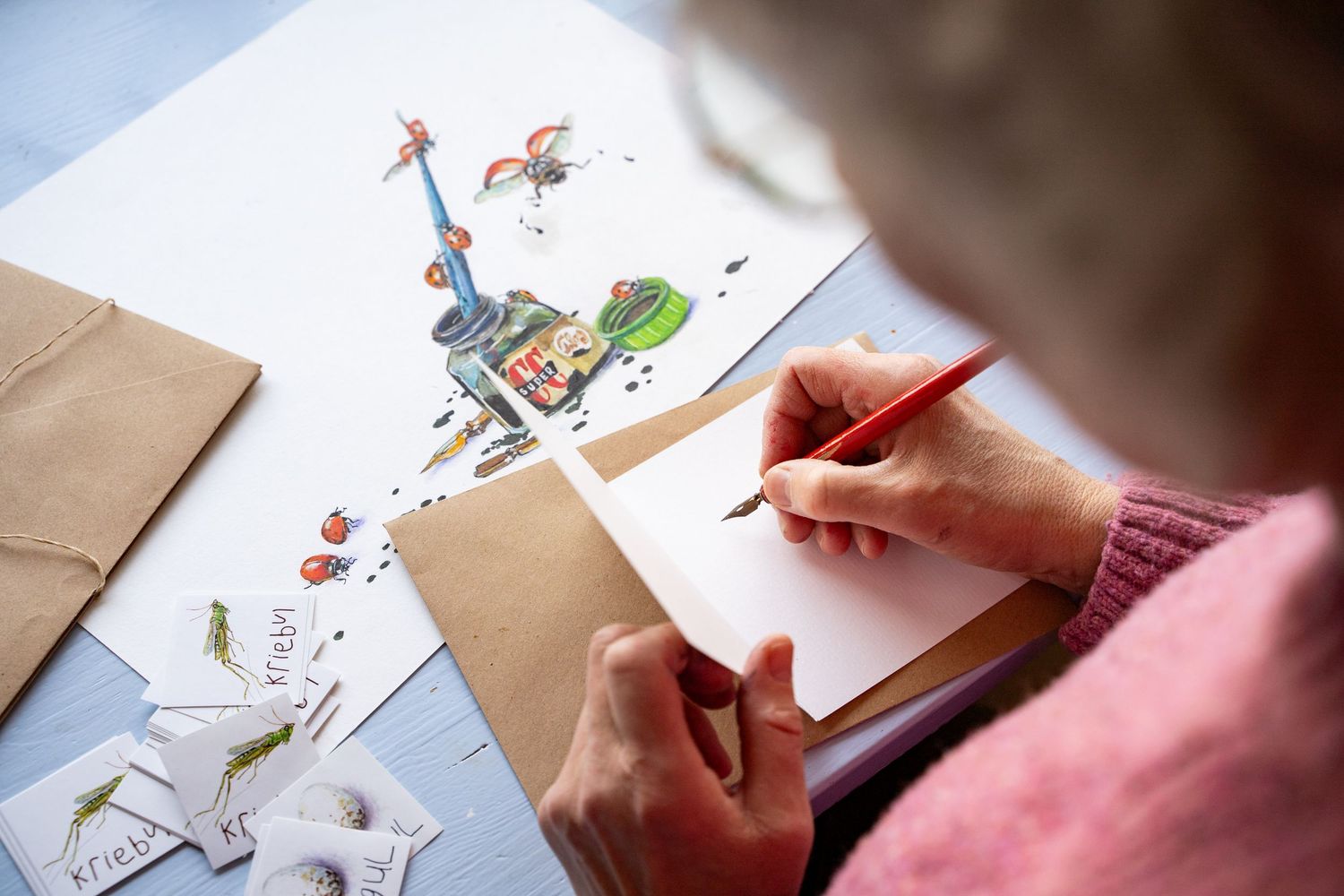 Heleen Goutbeek schrijft op één van haar geïllustreerde kaarten een enthousiaste en positieve review over de fotografie van Martine Vonk.