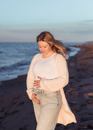 Mom holds belly during pregnancy announcement at blue hour, Shediac maternity photographer, Parlee beach photographer, Cap Pele photographer