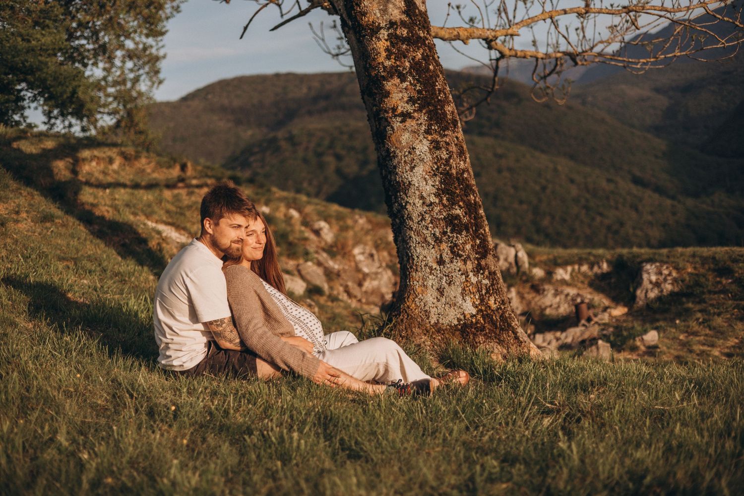 Séance photo au coucher du soleil en Haute Garonne proche de Toulouse et Saint-Gaudens. Moment en famille, couple et grossesse.