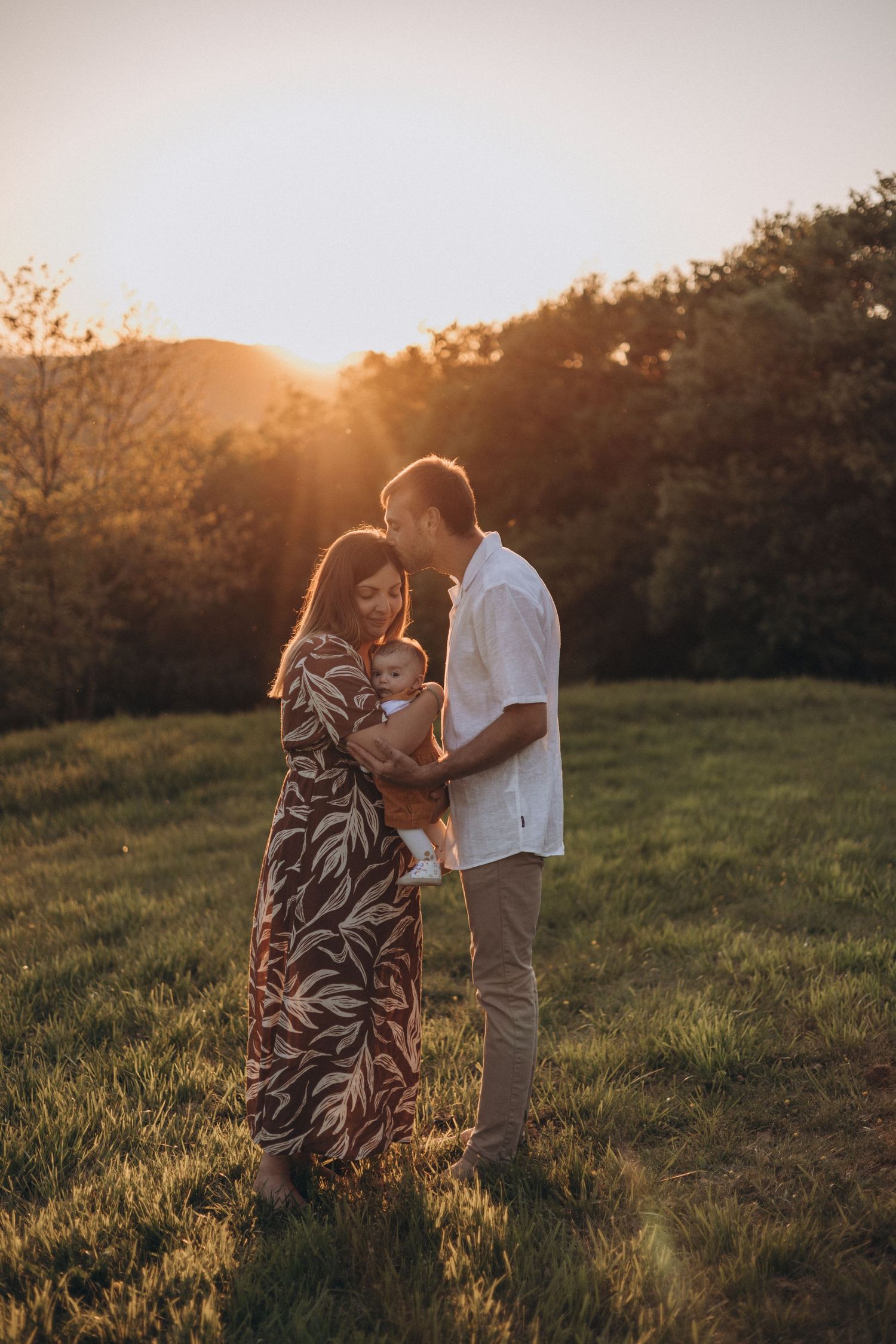 Je photographie les premiers instants de votre bébé dans les bras de leurs parents au coucher du soleil dans les hauteurs des Pyrénées.