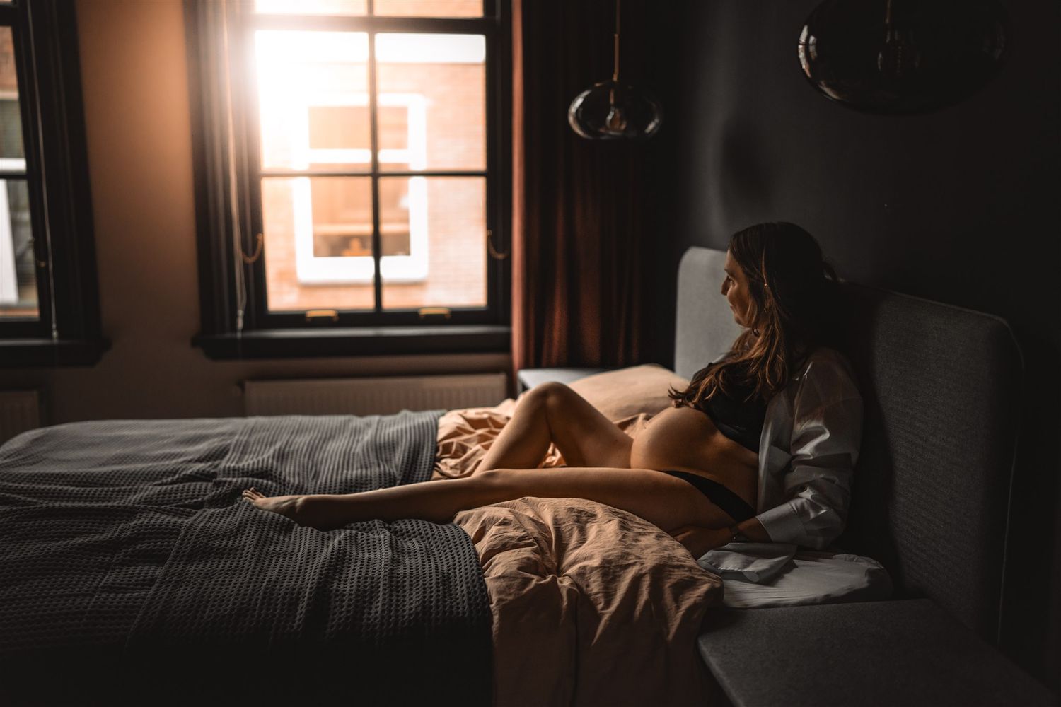 pregnant lady at home photoshoot