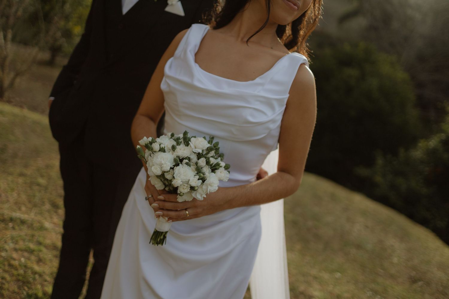 Casamento no campo no pôr do sol na serra