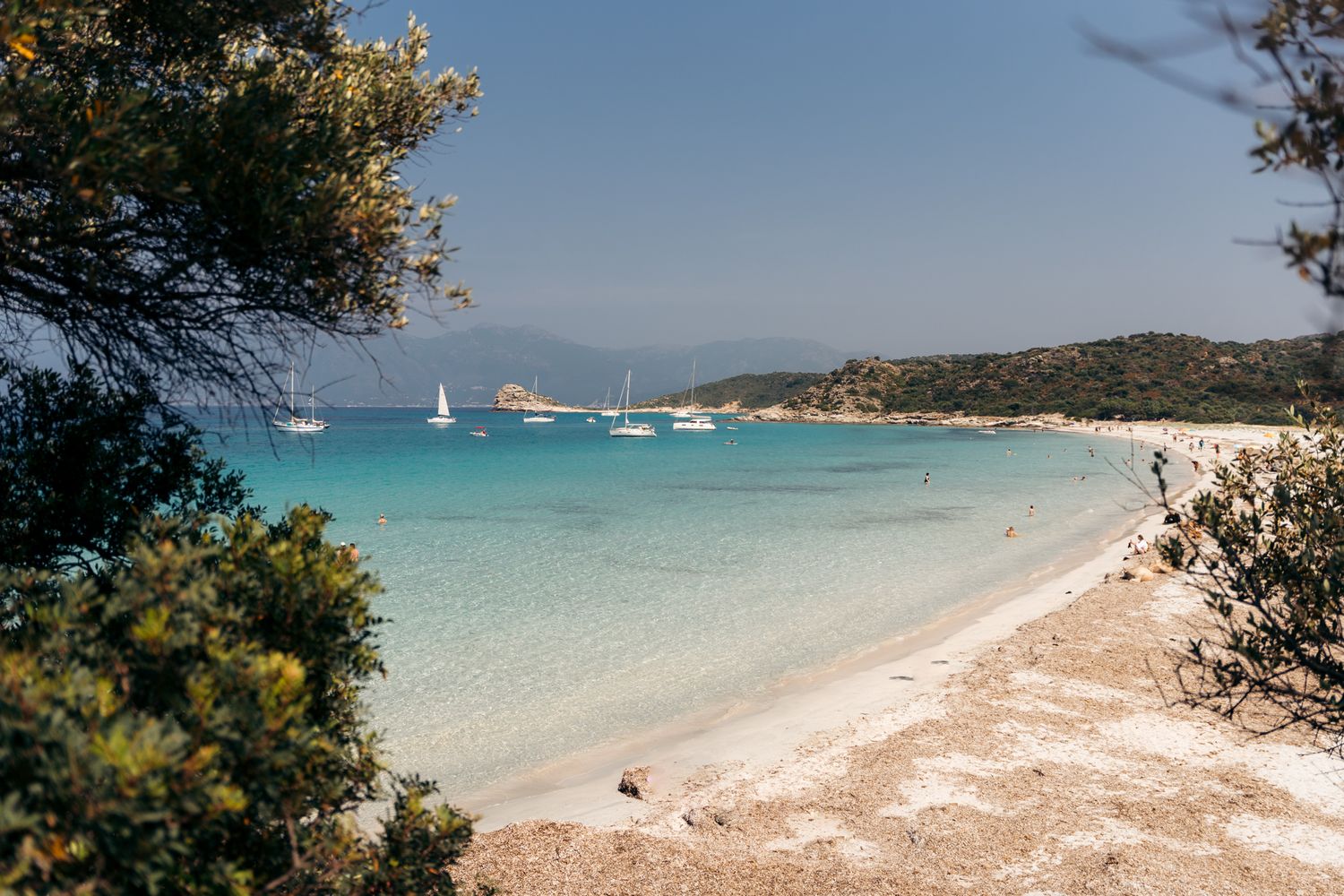 plage du lotu, sable fin et eau limpide turquoise