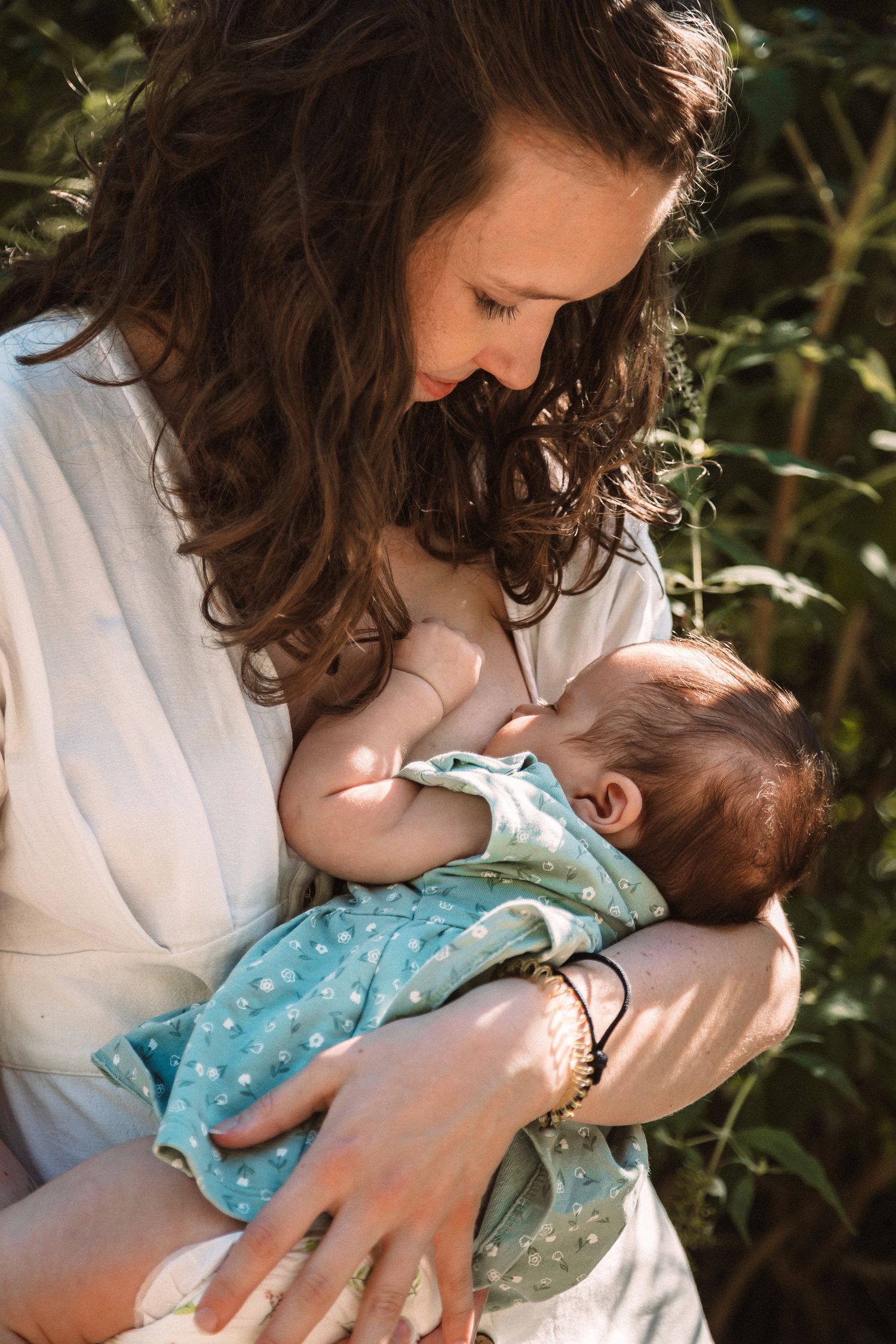 Photographie de maternité intimiste, dans le jardin d'une jeune maman, à Pernes-les-Fontaines.