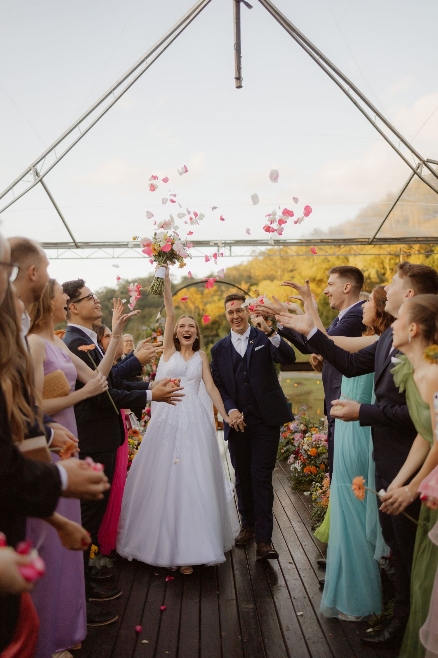 Casamento no campo com flores coloridas no pôr do sol