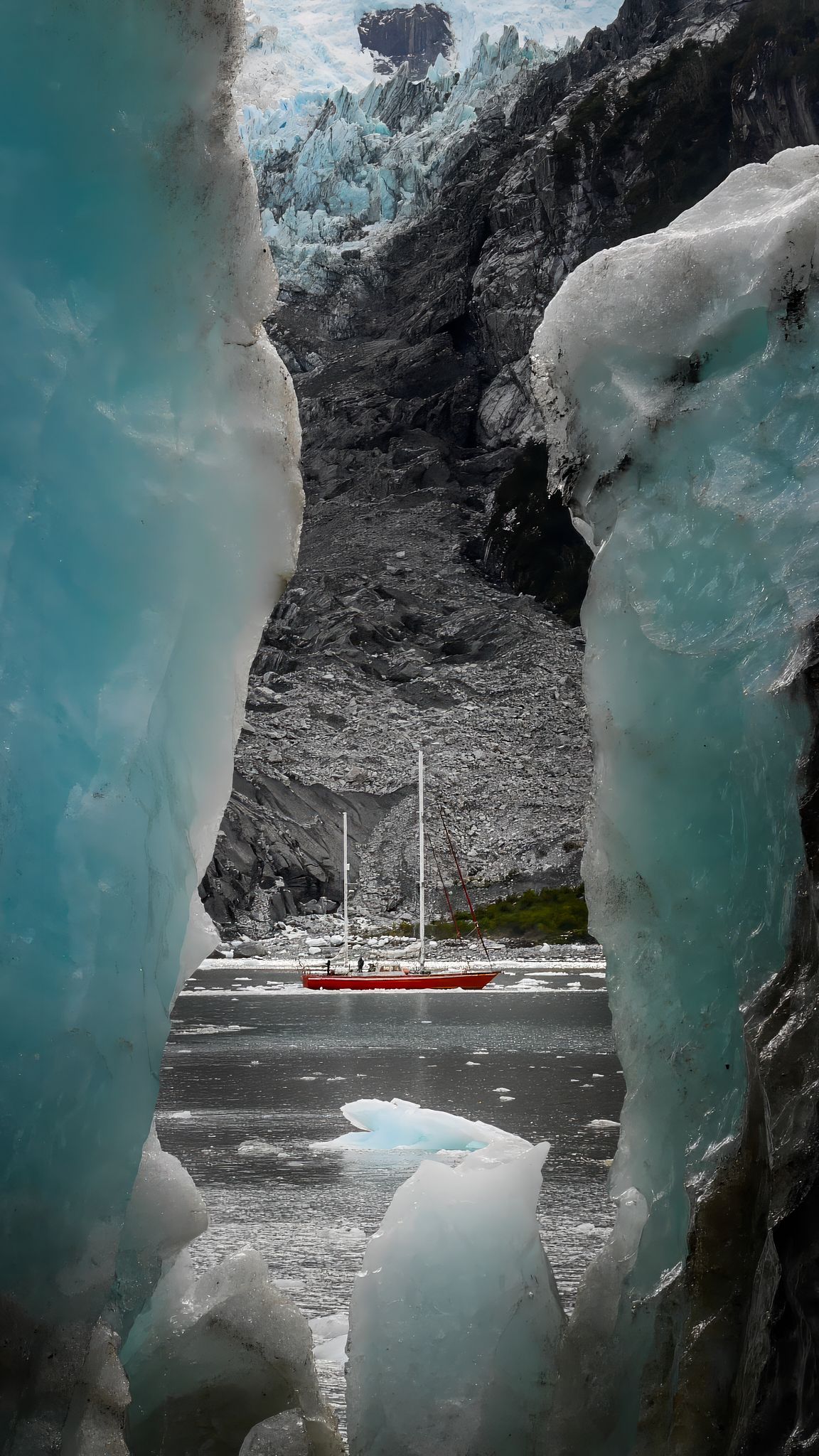 Landscape photography: Sailing the Beagle Channel. Photo by Dayle Prowse.