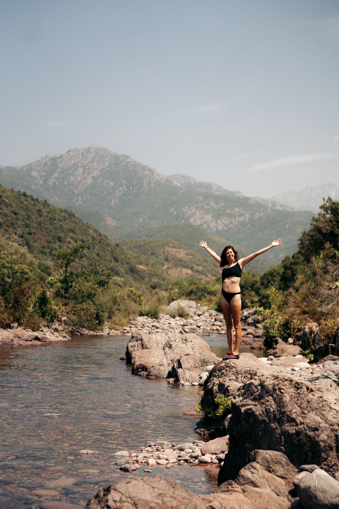 femme en maillot de bain dans la vallée du fango