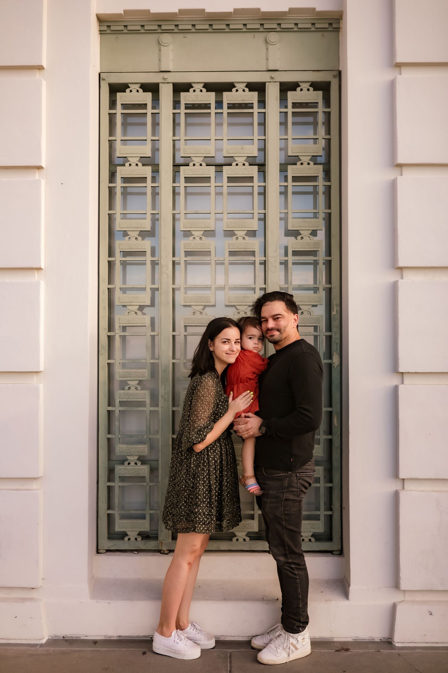 mom and dad with their daughter at the Griffith observatory at sunrise