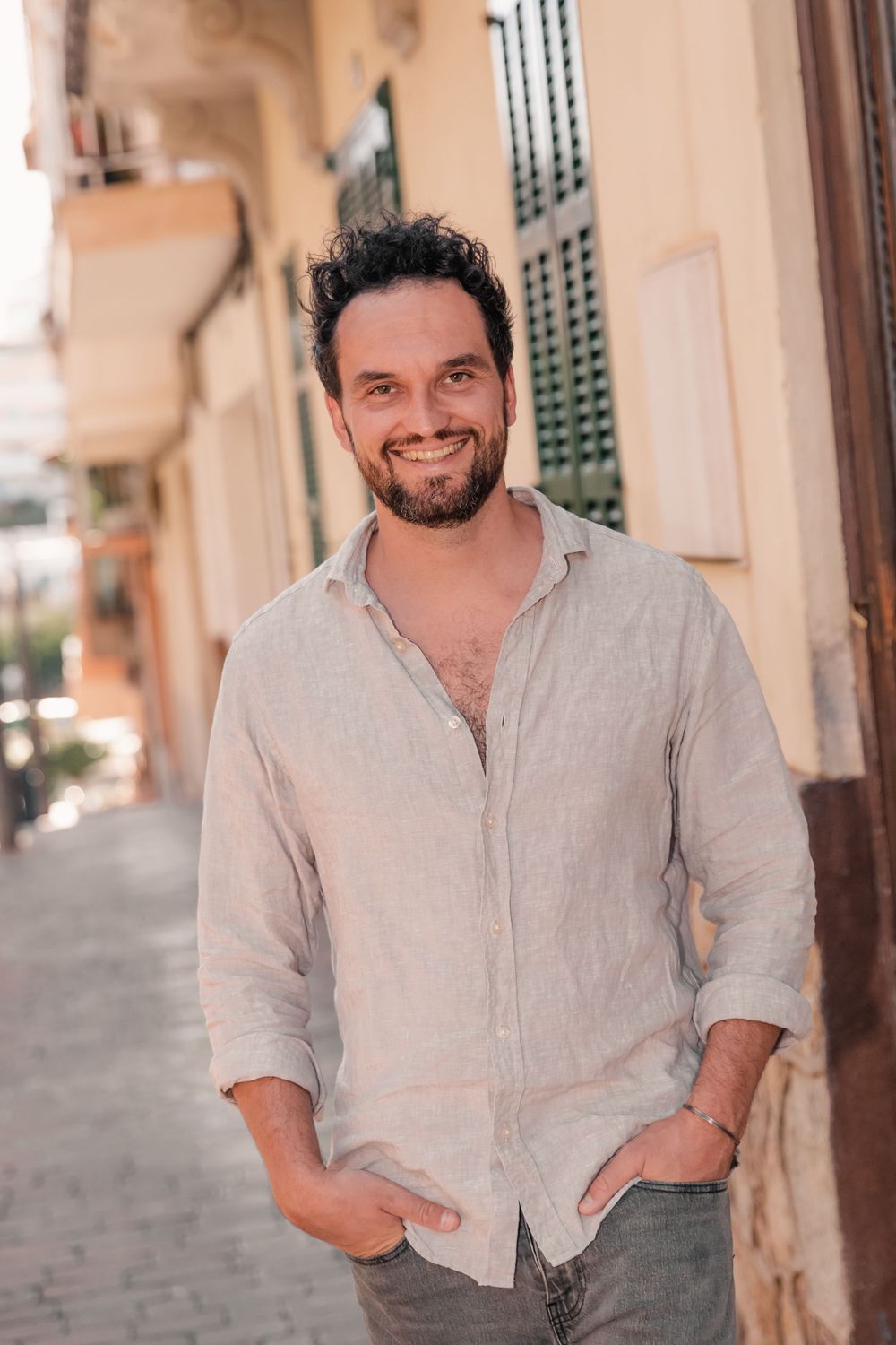 portrait photo session of business coach in Porto Cristo Mallorca street.