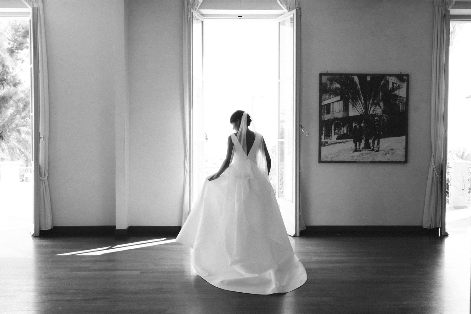 Sposa in abito bianco illuminata dalla luce naturale durante i preparativi a Villa Nobel a Sanremo