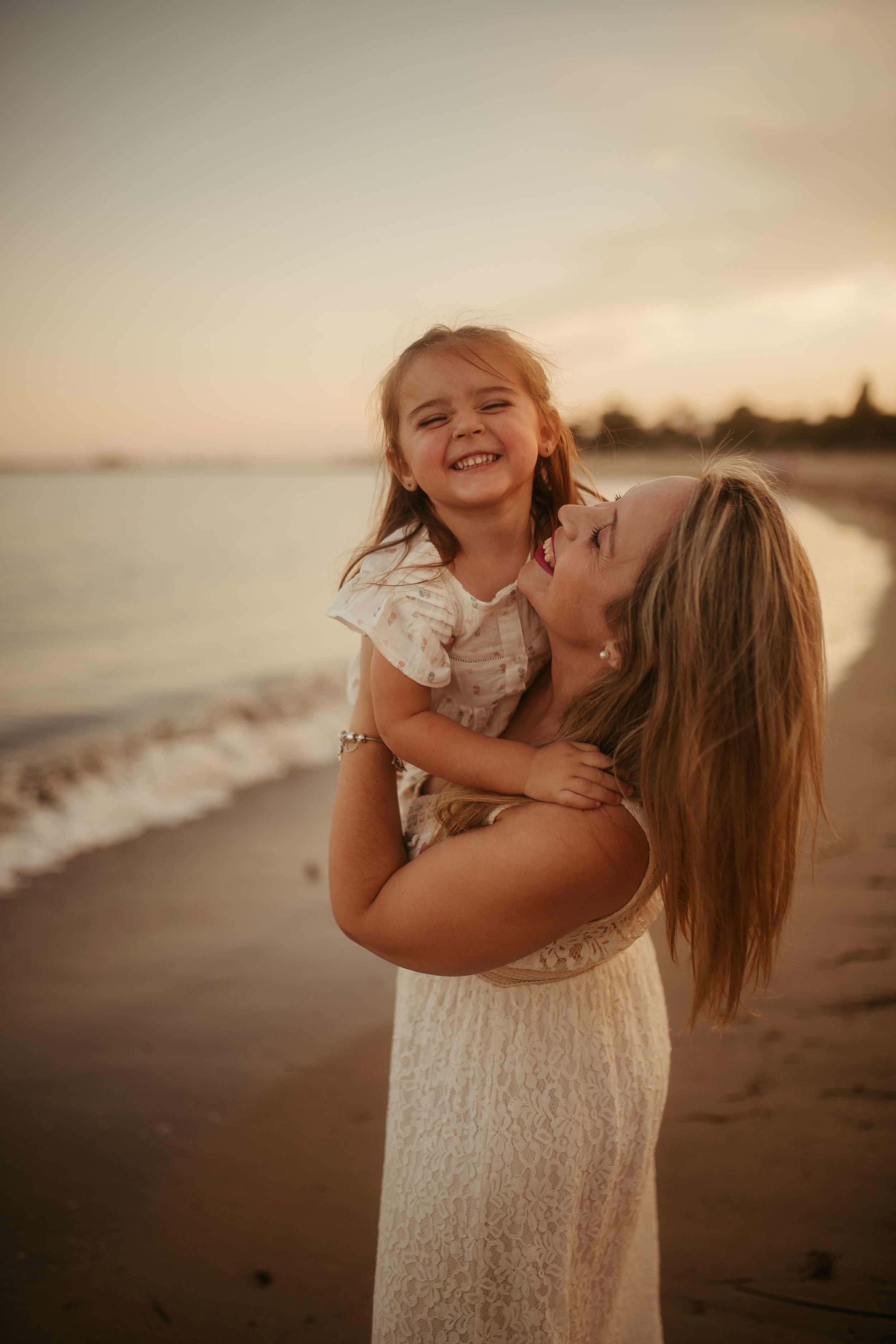 Madre abrazando a su hija en sesión lifestyle