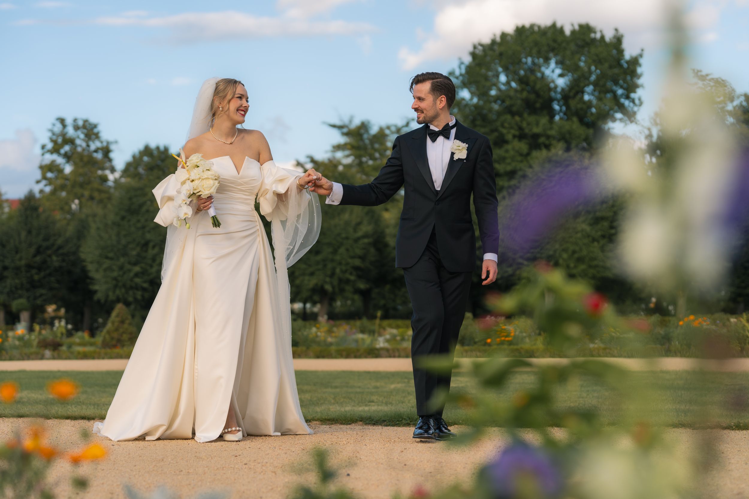 Brautpaar am Schloss Charlottenburg mit zeitloser Hochzeitsfotografie
