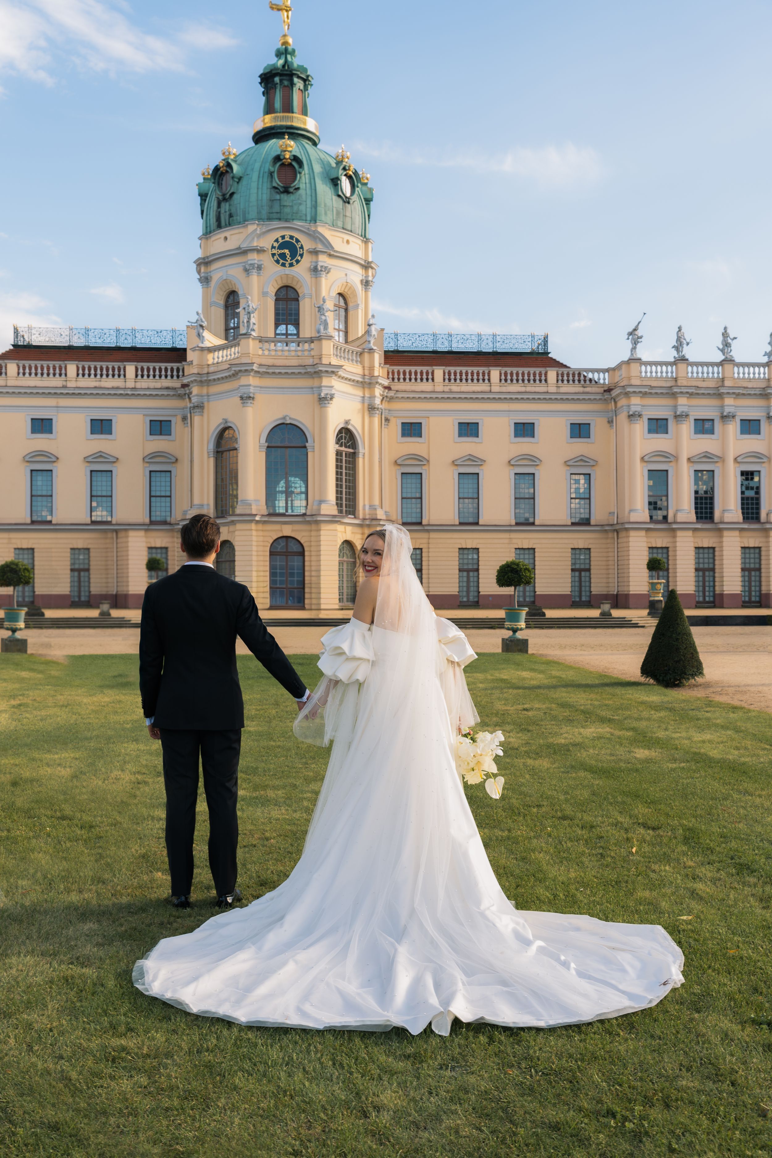 Hochzeitsfotos am Schloss Charlottenburg mit eleganter Kulisse