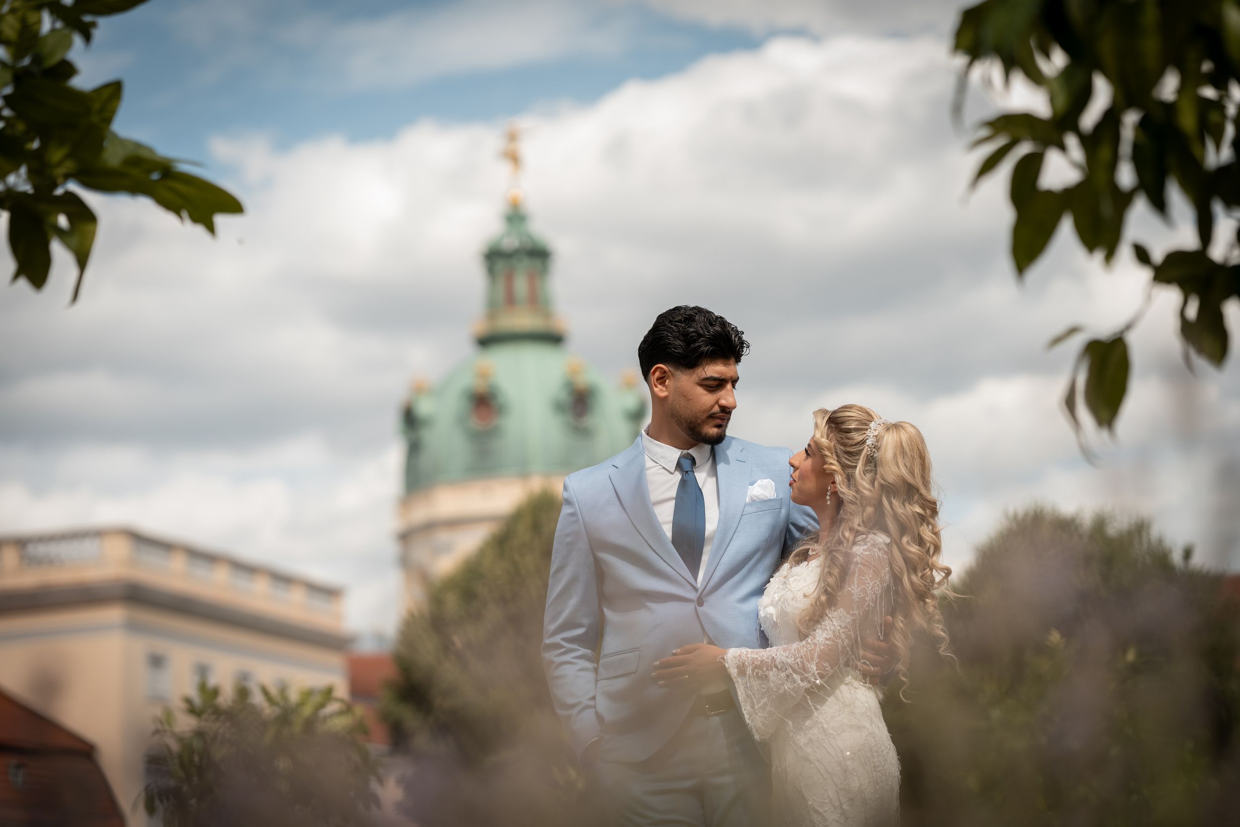 Brautpaar vor historischer Architektur am Schloss Charlottenburg