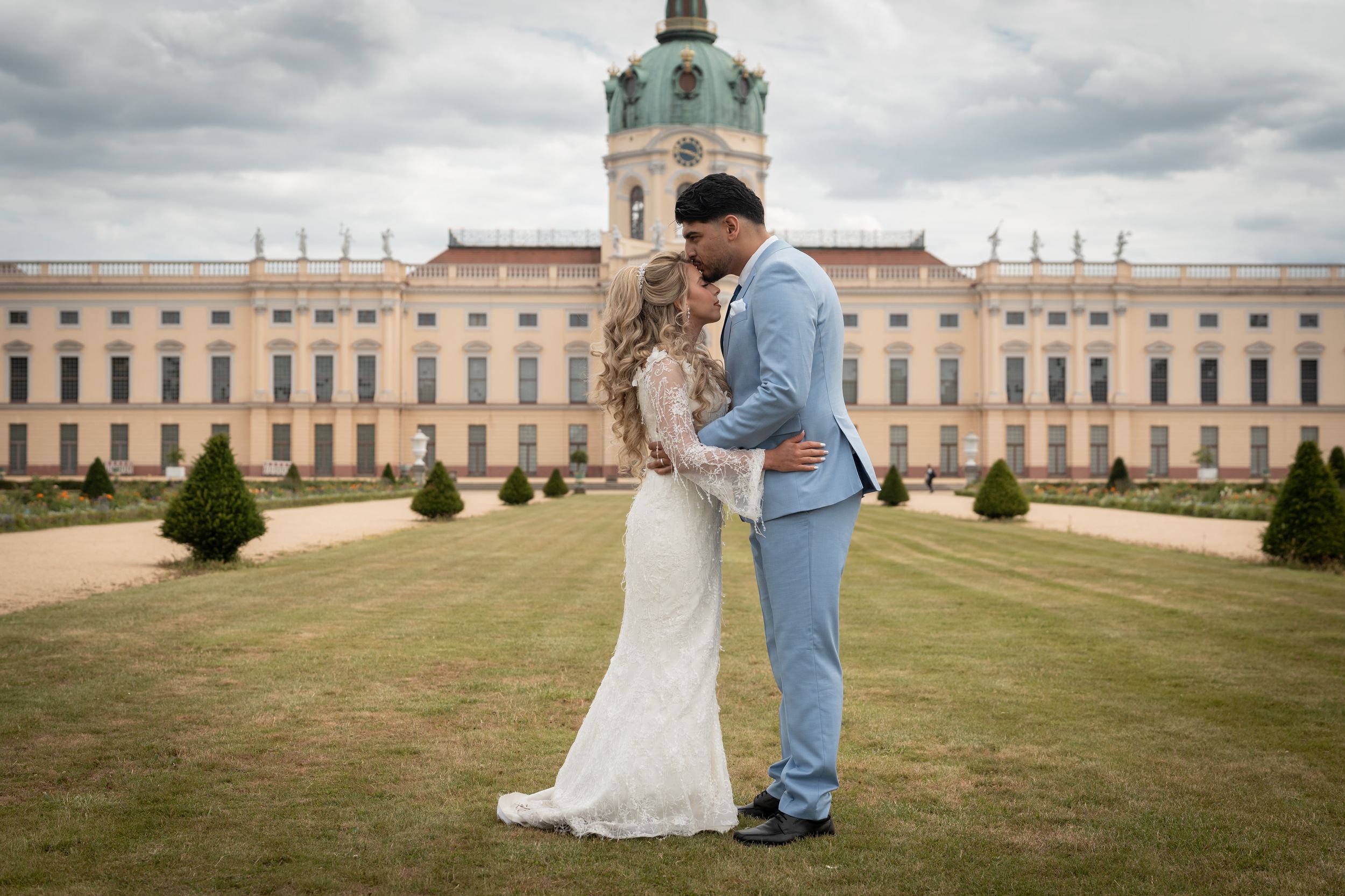 Hochzeitspaar vor dem Schloss Charlottenburg in Berlin