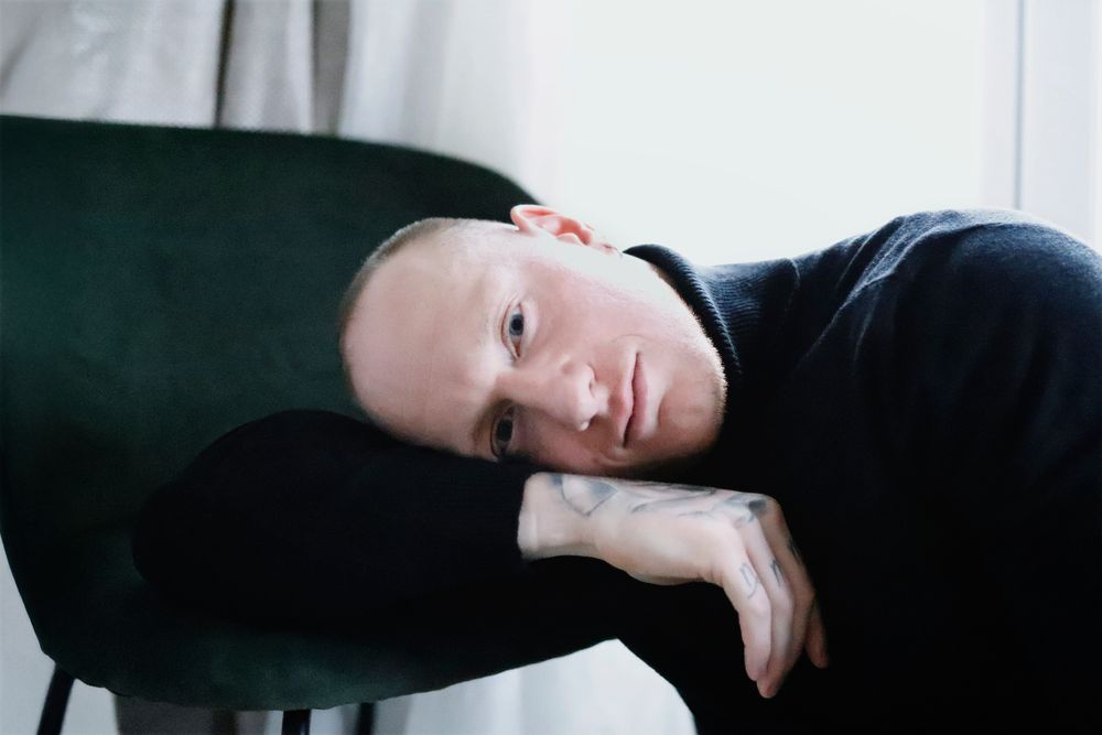 Séance photo par Chaemi Studio, photographe portrait à Montpellier. Shooting créatif masculin dans une ambiance élégante, douce et cosy.