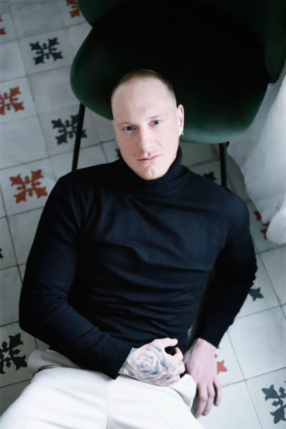 Séance photo par Chaemi Studio, photographe portrait à Montpellier. Shooting créatif masculin dans une ambiance élégante, douce et cosy.