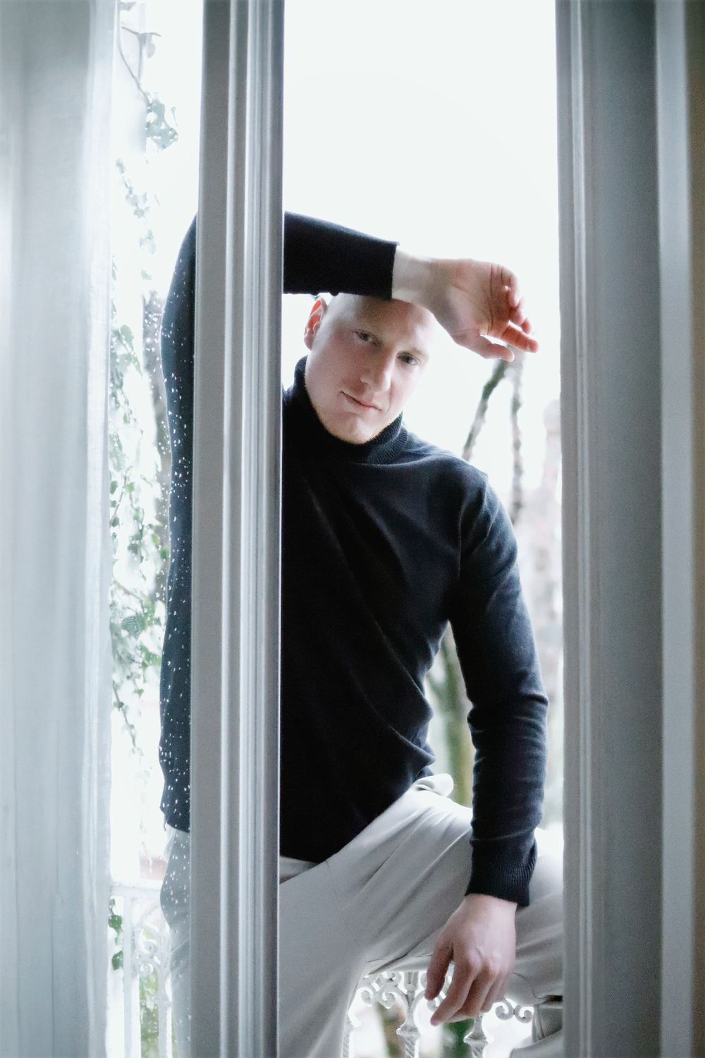 Séance photo par Chaemi Studio, photographe portrait à Montpellier. Shooting créatif masculin dans une ambiance élégante, douce et cosy.