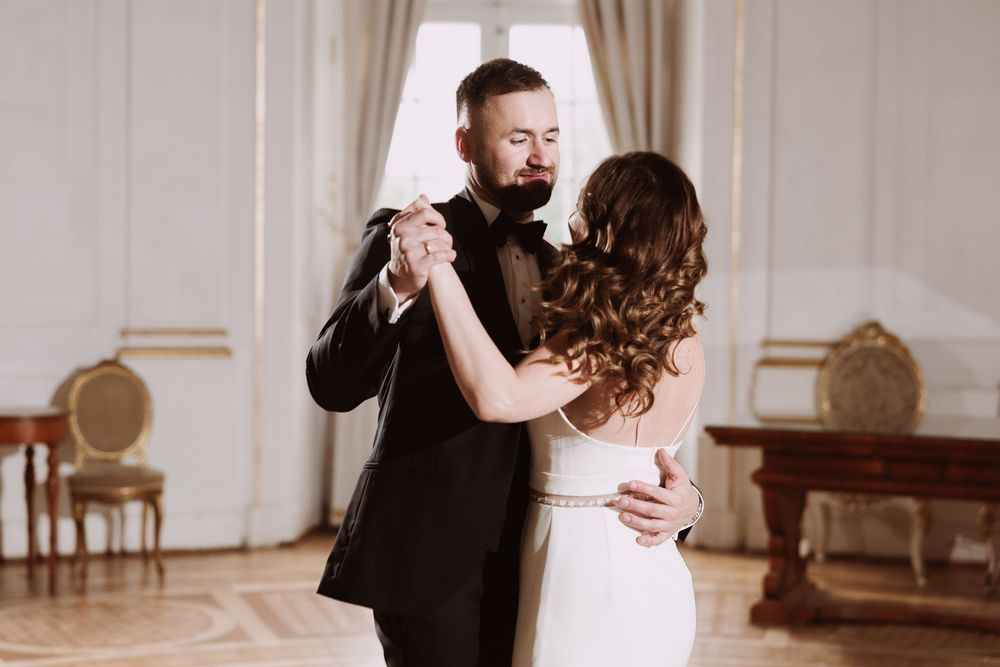 Para młoda w klasycznej przestrzeni Pałacu w Jabłonnie